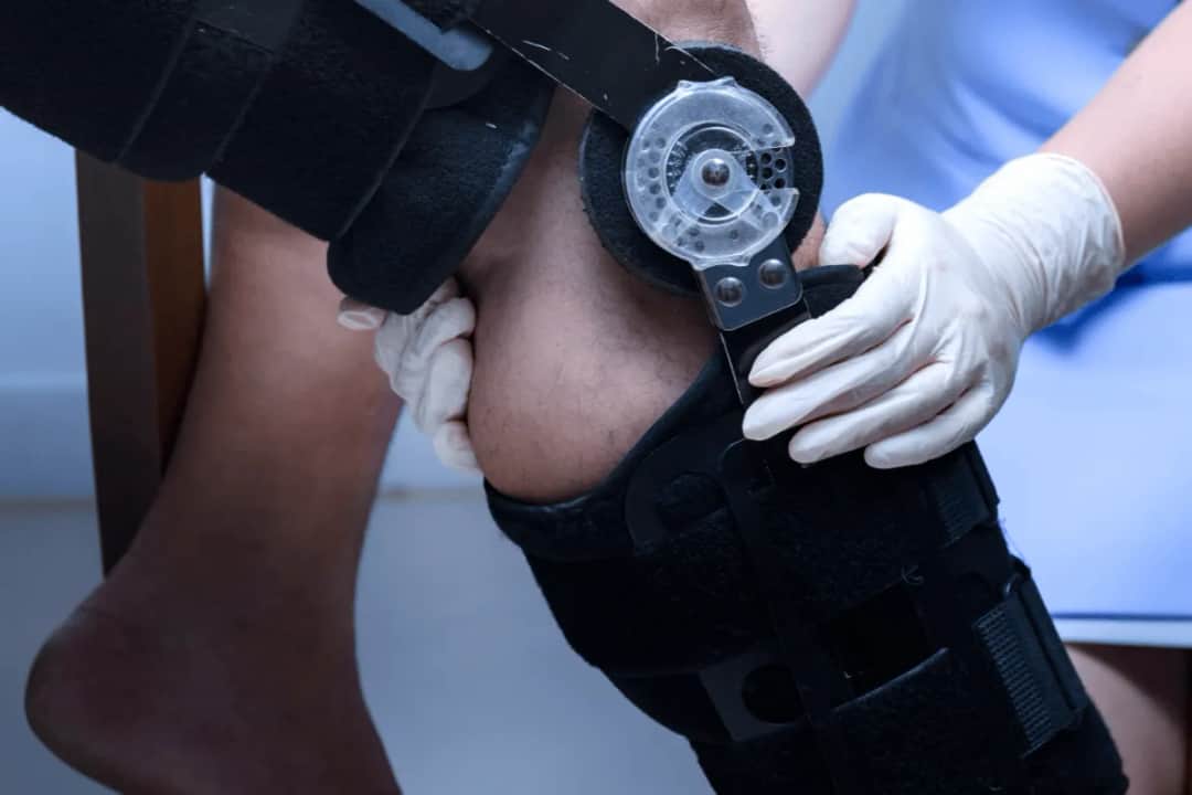 Ortopeda czy fizjoterapeuta? Kiedy i do kogo najpierw?