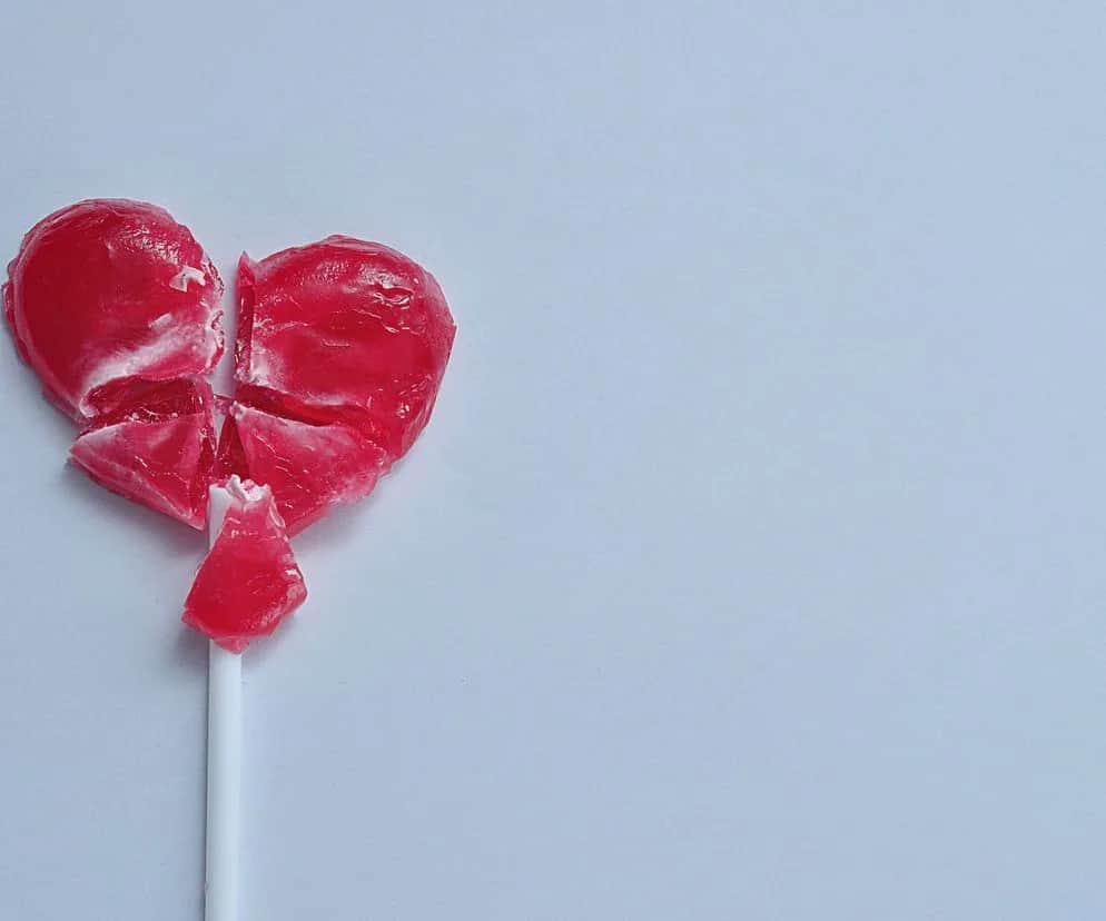 Ile trwa ból po rozstaniu? Poznaj etapy i sposoby na szybsze gojenie