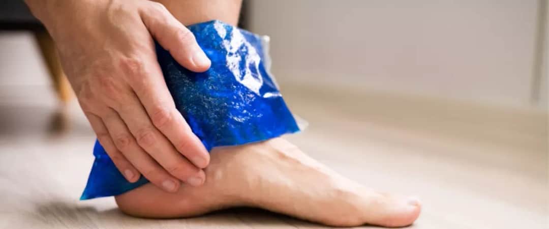 Skręcenie kostki: Co robić? Pierwsza pomoc, leczenie, rehabilitacja.