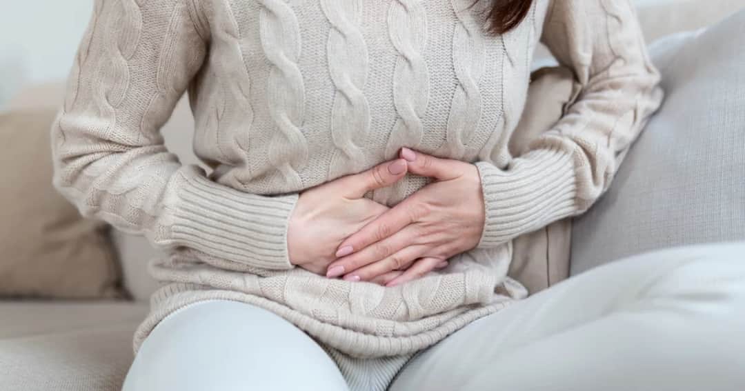 Domowe sposoby na ból brzucha: Szybka ulga i kiedy iść do lekarza